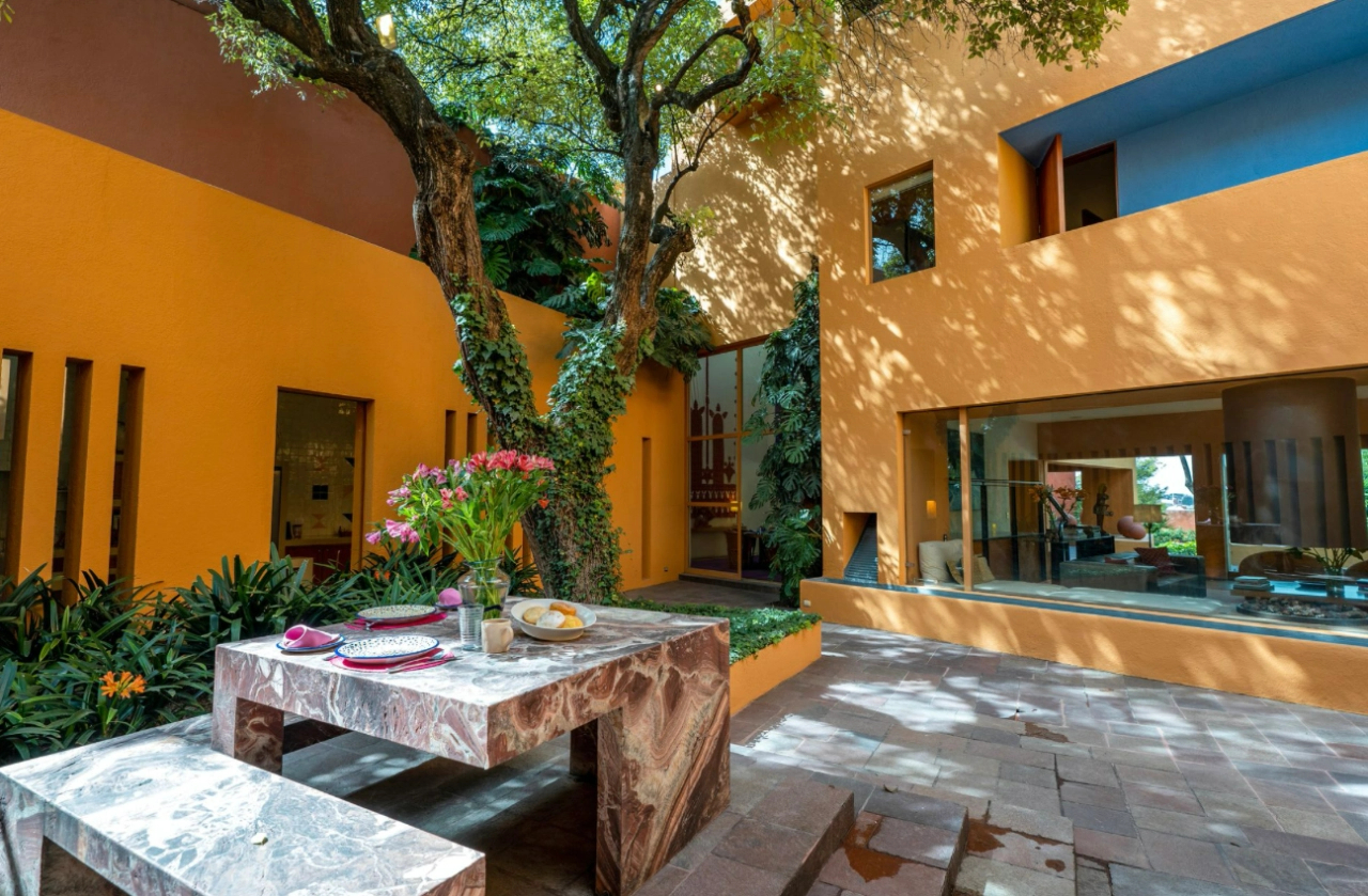  Ricardo Legorreta-Designed Home in Mexico
